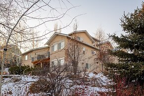 Family Getaway~hot Tub, Ice Castles & Tubing Hs 5 Bedroom Home by RedA