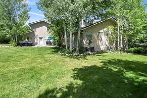 Family Getaway~hot Tub, Ice Castles & Tubing Hs 5 Bedroom Home by RedA