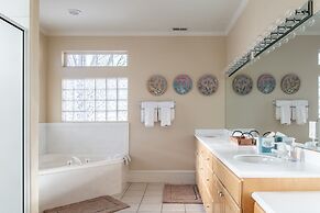 Family Getaway~hot Tub, Ice Castles & Tubing Hs 5 Bedroom Home by RedA