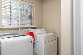 Family Getaway~hot Tub, Ice Castles & Tubing Hs 5 Bedroom Home by RedA