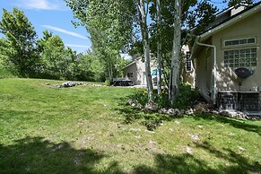 Family Getaway~hot Tub, Ice Castles & Tubing Hs 5 Bedroom Home by RedA