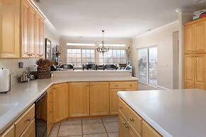 Family Getaway~hot Tub, Ice Castles & Tubing Hs 5 Bedroom Home by RedA