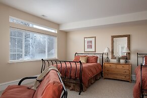 Family Getaway~hot Tub, Ice Castles & Tubing Hs 5 Bedroom Home by RedA