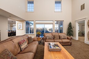 Family Getaway~hot Tub, Ice Castles & Tubing Hs 5 Bedroom Home by RedA