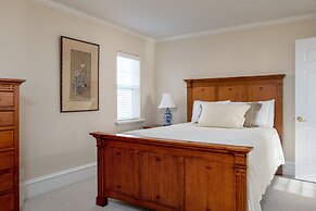 Family Getaway~hot Tub, Ice Castles & Tubing Hs 5 Bedroom Home by RedA