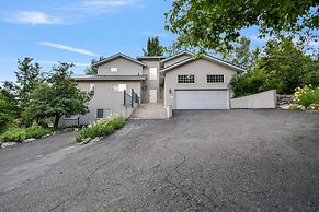 Family Getaway~hot Tub, Ice Castles & Tubing Hs 5 Bedroom Home by RedA