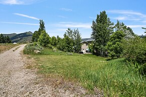 Family Getaway~hot Tub, Ice Castles & Tubing Hs 5 Bedroom Home by RedA