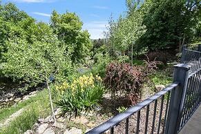 Family Getaway~hot Tub, Ice Castles & Tubing Hs 5 Bedroom Home by RedA