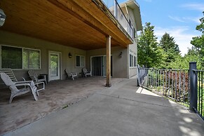 Family Getaway~hot Tub, Ice Castles & Tubing Hs 5 Bedroom Home by RedA