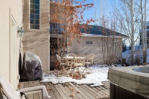 Family Getaway~hot Tub, Ice Castles & Tubing Hs 5 Bedroom Home by RedA