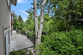 Family Getaway~hot Tub, Ice Castles & Tubing Hs 5 Bedroom Home by RedA