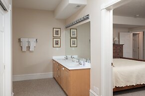 Family Getaway~hot Tub, Ice Castles & Tubing Hs 5 Bedroom Home by RedA