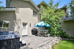 Family Getaway~hot Tub, Ice Castles & Tubing Hs 5 Bedroom Home by RedA