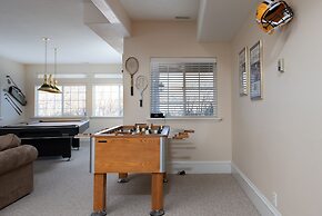 Family Getaway~hot Tub, Ice Castles & Tubing Hs 5 Bedroom Home by RedA