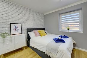 Modern 2BR House & Private Parking & Kid-friendly