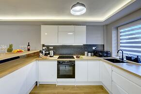 Modern 2BR House & Private Parking & Kid-friendly