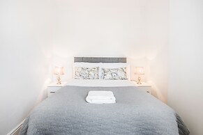 4 Bedroom House, Free Parking, Contractor's Haven