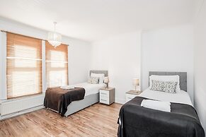 4 Bedroom House, Free Parking, Contractor's Haven