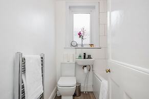 4 Bedroom House, Free Parking, Contractor's Haven