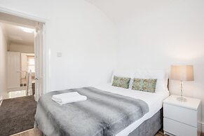 4 Bedroom House, Free Parking, Contractor's Haven