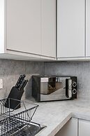 4 Bedroom House, Free Parking, Contractor's Haven