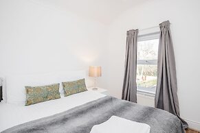 4 Bedroom House, Free Parking, Contractor's Haven