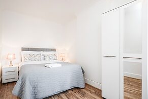 4 Bedroom House, Free Parking, Contractor's Haven