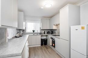 4 Bedroom House, Free Parking, Contractor's Haven