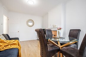 4 Bedroom House, Free Parking, Contractor's Haven