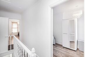 4 Bedroom House, Free Parking, Contractor's Haven