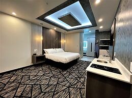 Comfeeni Inn and Suites