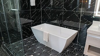 Comfeeni Inn and Suites