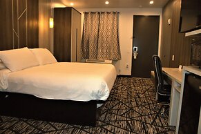 Comfeeni Inn and Suites