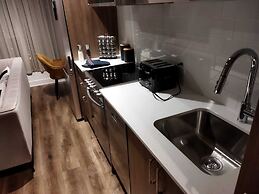 Corporate  Business stays in MTL DT