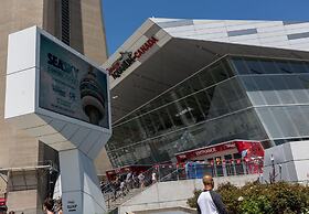 Front St - Entertainment District