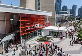 Front St - Entertainment District