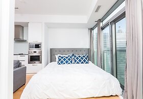 Front St - Entertainment District