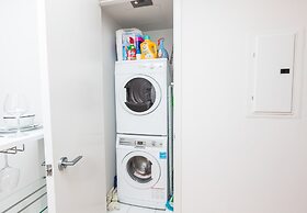 Front St - Entertainment District