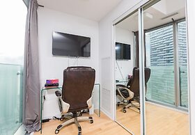 Front St - Entertainment District