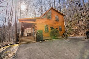 Moonshine Ridge Cabin with Hot Tub and Fire Pit