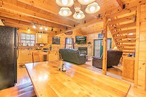 Moonshine Ridge Cabin with Hot Tub and Fire Pit