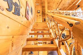 Moonshine Ridge Cabin with Hot Tub and Fire Pit