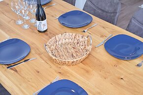 Queen's Lodge Mastrinka by Litto