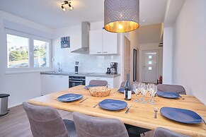 Queen's Lodge Mastrinka by Litto