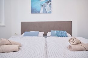 Queen's Lodge Mastrinka by Litto