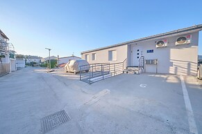 Queen's Lodge Mastrinka by Litto