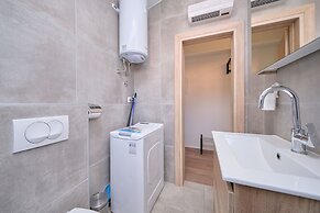 Queen's Lodge Mastrinka by Litto