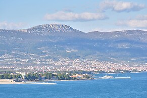 Queen's Lodge Mastrinka by Litto