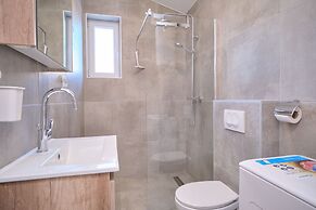 Queen's Lodge Mastrinka by Litto