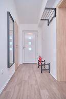 Queen's Lodge Mastrinka by Litto